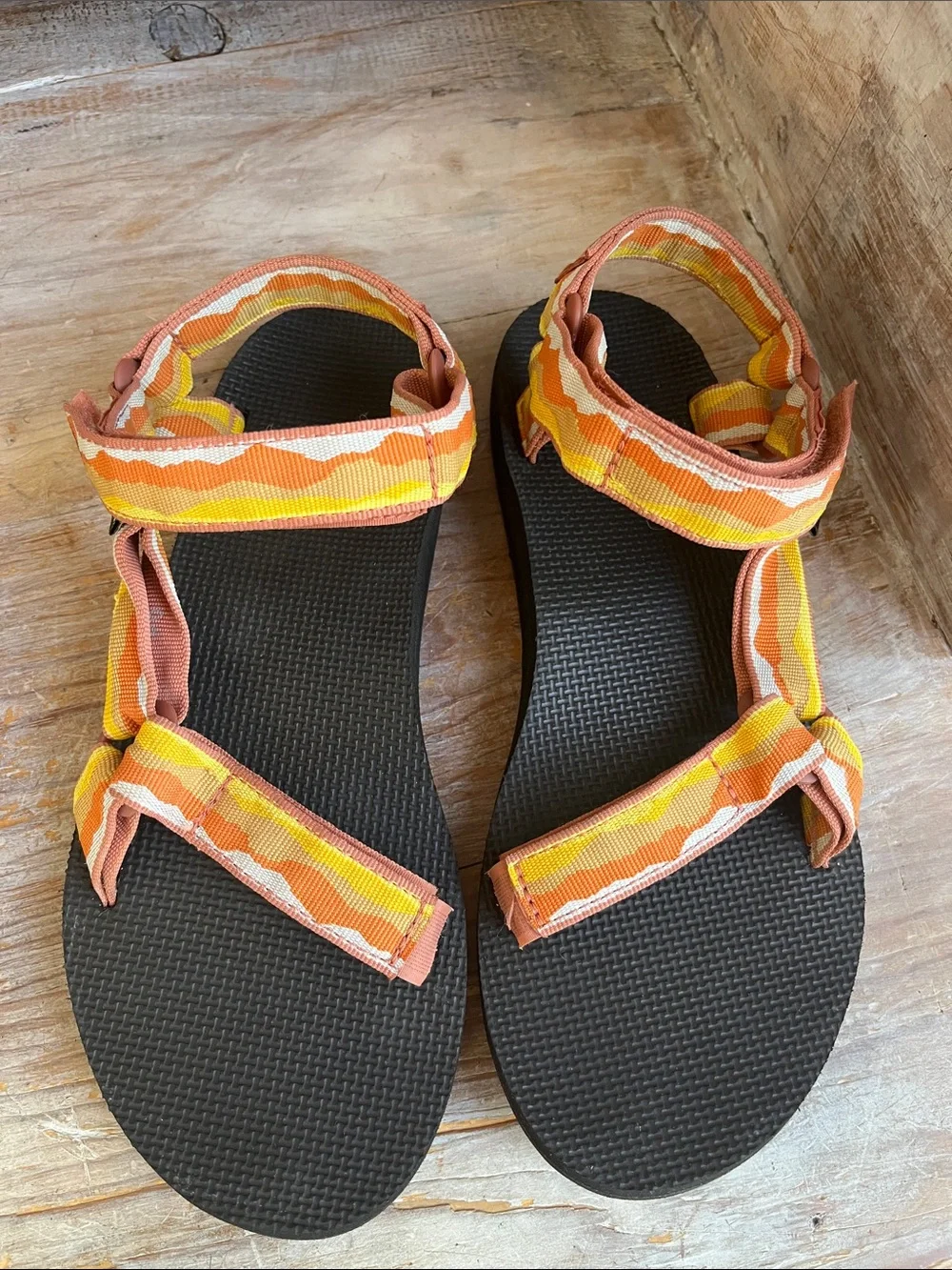 🖤 Teva Originial Universal Sandals Wavy Orange Stripe Size 9 Outdoor Hiking